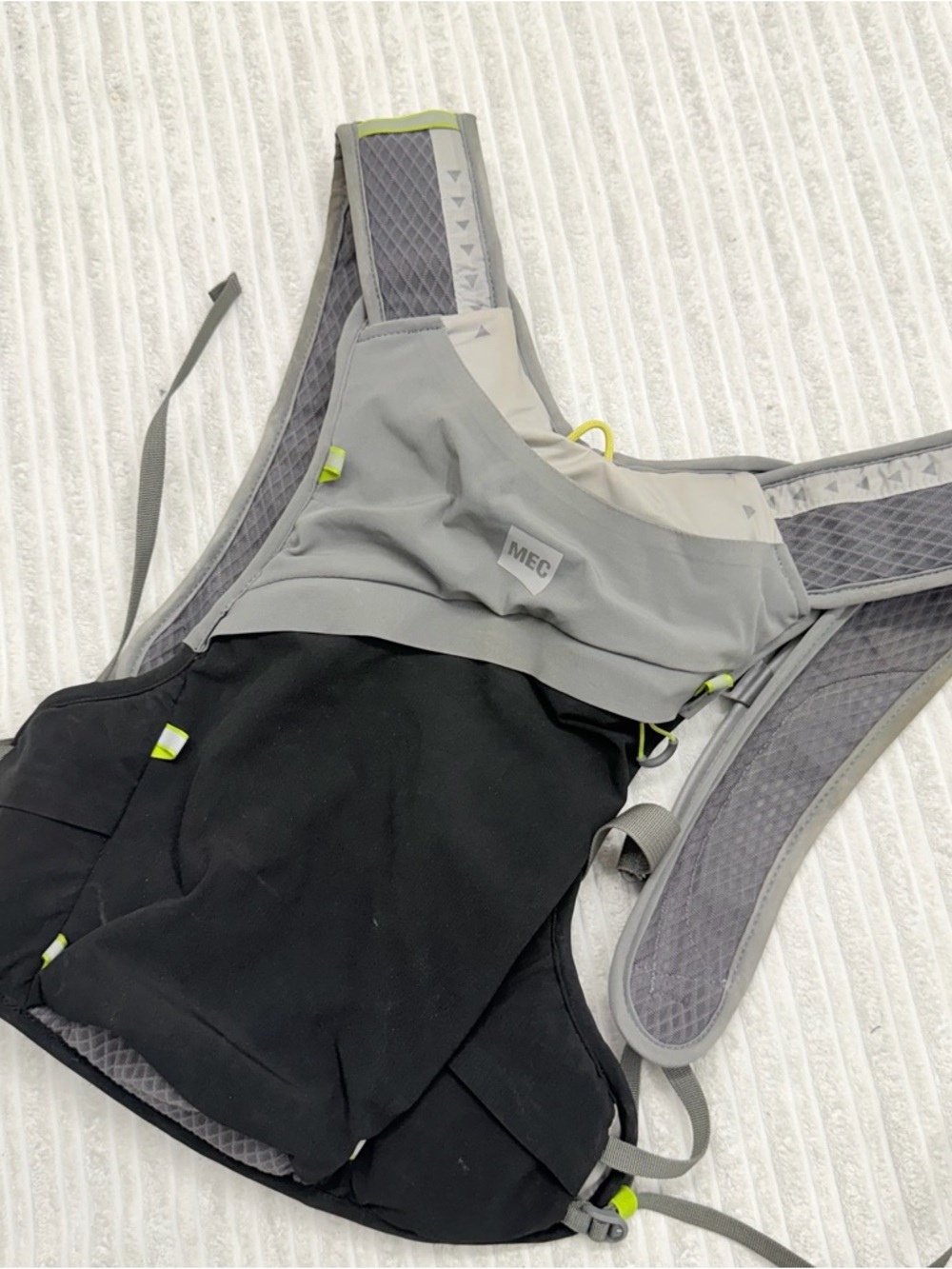 MEC Men’s Black and Light Gray Backpack